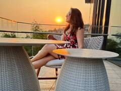 Catherine Tresa: మోడ్రన్ డ్రెస్ లో ఆకట్టుకుంటున్న కేథరిన్