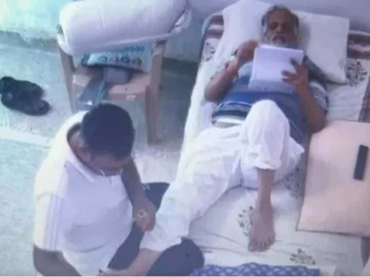 Not A Physiotherapist, Man Massaging Satyendar Jain In Viral Video Is A Rape Accused Tihar Jail Sources Satyendar Jain: 'ఆ వీడియోలో ఉన్నది ఫిజియోథెరపిస్ట్ కాదు రేపిస్ట్'