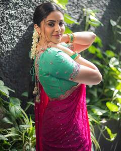 Anchor Sreemukhi: లంగా వోణీలో సిగ్గుపడుతున్న శ్రీముఖి
