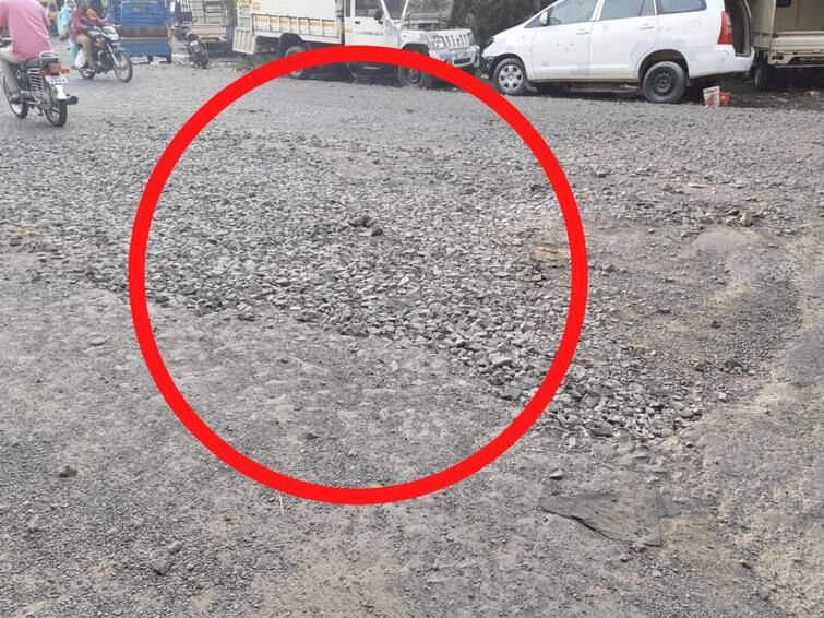 Patchwork removed in Kolhapur within 15 days on subhash road kolhapur Kolhapur Worst Road : कोल्हापुरात 15 दिवसांमध्येच 'पॅचवर्क' उखडले; या 'दगडी' कारभाराचं करायचं तरी काय? 