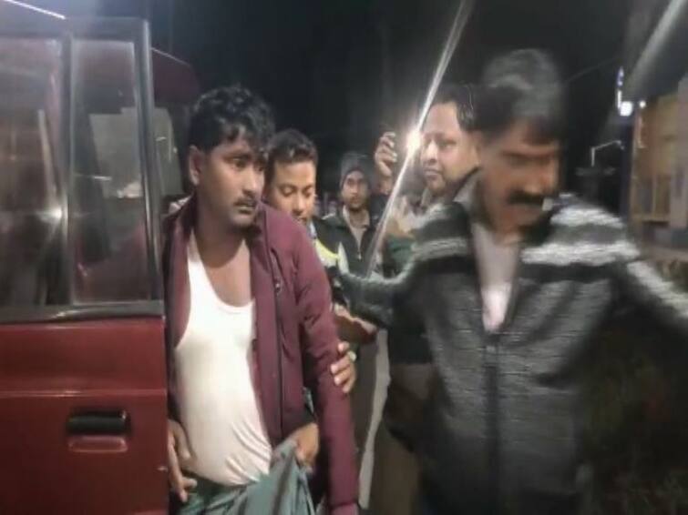 Police personnel injured while stopping minor marriage in Canning, including 2 Canning: ক্যানিংয়ে নাবালিকার বিয়ের থামাতে গিয়ে আক্রান্ত পুলিশ কর্মী-সহ ২