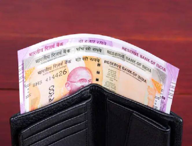 EPF ਤੋਂ ਇਲਾਵਾ, ਜੇਕਰ ਤੁਸੀਂ PF ਸਕੀਮ ਵਿੱਚ ਹੋਰ ਯੋਗਦਾਨ ਪਾਉਣਾ ਚਾਹੁੰਦੇ ਹੋ, ਤਾਂ ਤੁਸੀਂ ਸਵੈ-ਇੱਛੁਕ ਭਵਿੱਖ ਨਿਧੀ (VPF) ਸਕੀਮ ਵਿੱਚ ਨਿਵੇਸ਼ ਕਰ ਸਕਦੇ ਹੋ। ਇਸ ਯੋਜਨਾ ਦੇ ਤਹਿਤ, ਕਰਮਚਾਰੀ ਆਪਣੀ ਹੈਂਡ ਤਨਖ਼ਾਹ ਨੂੰ ਘਟਾ ਕੇ ਆਪਣੇ ਭਵਿੱਖ ਲਈ ਹੋਰ ਅਤੇ ਹੋਰ ਜੋੜ ਸਕਦਾ ਹੈ। ਇਸ ਯੋਜਨਾ 'ਤੇ ਨਿਵੇਸ਼ਕਾਂ ਨੂੰ 8.1 ਫੀਸਦੀ ਵਿਆਜ ਦਰ ਵੀ ਮਿਲੇਗੀ। ਦੱਸ ਦੇਈਏ ਕਿ ਇਹ ਸਕੀਮ EPF ਸਕੀਮ ਦਾ ਹੀ ਵਿਸਥਾਰ ਹੈ। ਤੁਸੀਂ ਇਸ ਸਕੀਮ ਵਿੱਚ ਨਿਵੇਸ਼ ਕਰਨ ਲਈ ਪਾਬੰਦ ਨਹੀਂ ਹੋ, ਪਰ ਭਵਿੱਖ ਵਿੱਚ ਇਹ ਨਿਵੇਸ਼ਕ ਨੂੰ ਮਜ਼ਬੂਤ ​​ਰਿਟਰਨ ਦੇ ਸਕਦਾ ਹੈ।