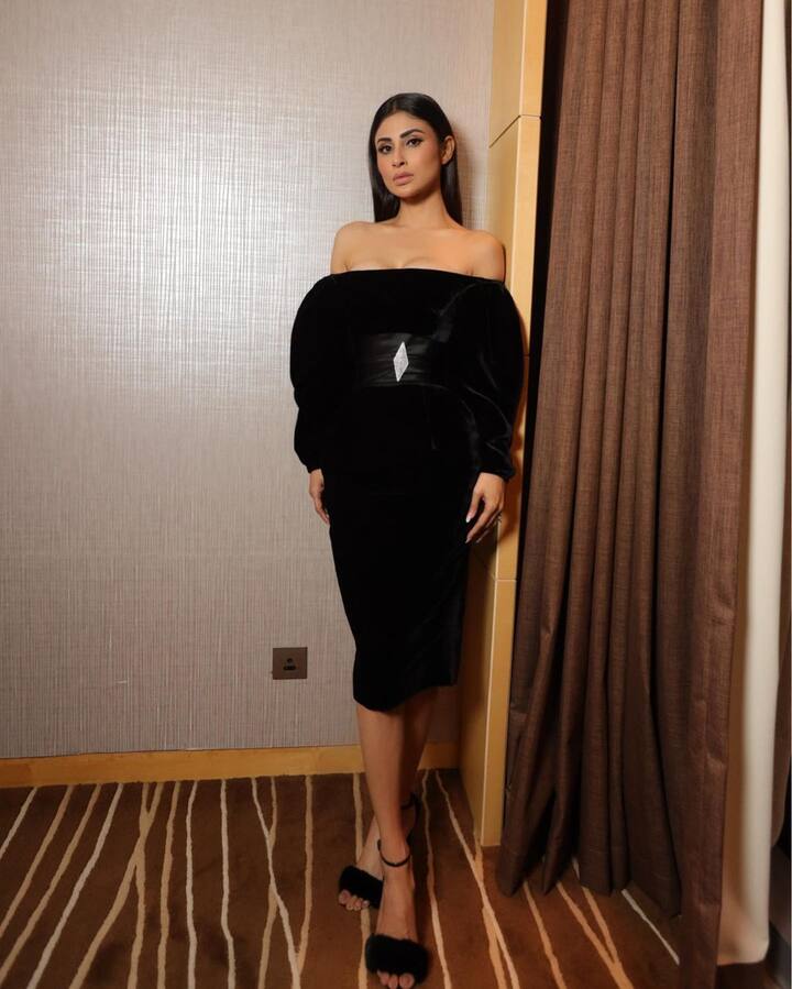 या लूक मध्ये मौनी काळ्या रंगाच्या ऑफ शोल्डर ड्रेस मध्ये दिसत आहे. न्यूड मेकअपसह तिने हा लूक पूर्ण केला आहे. (फोटो सौजन्य :imouniroy/इंस्टाग्राम)