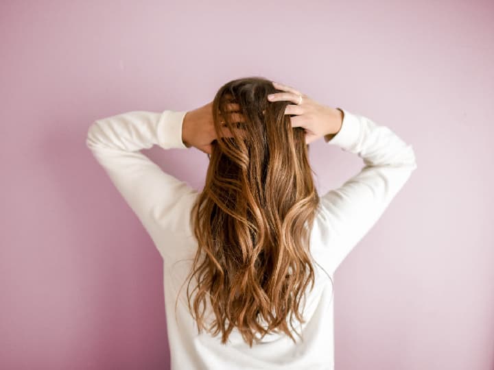 हिवाळा येताच लोकांच्या केसांच्या अनेक समस्या उद्भवतात. या दरम्यान केस गळणे आणि कोंडा होण्याच्या समस्या वाढतात. यापासून सुटका मिळवण्यासाठी तुम्ही येथे सांगितलेल्या खात्रीशीर उपायांचा अवलंब करू शकता.