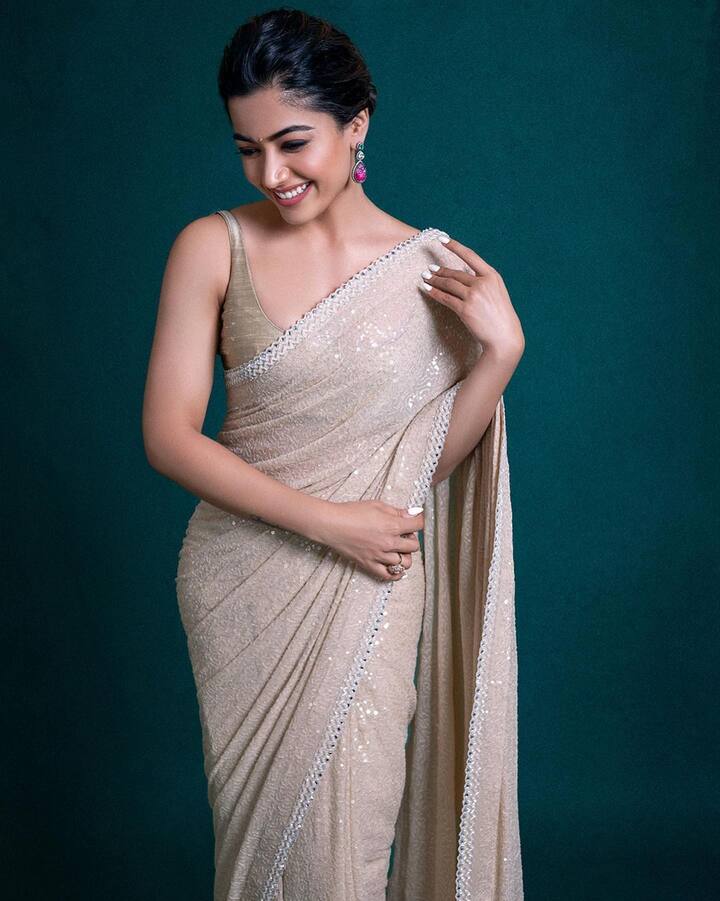 अभिनेत्री देखील तिच्या प्रियजनांशी संपर्क साधण्याची कोणतीही संधी सोडत नाही.