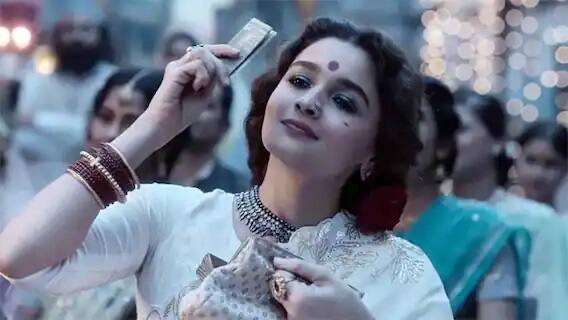 લાલ સિંહ ચઢ્ઢા - આમિર ખાન અને કરિના કપૂર ખાનની ફિલ્મ લાલ સિંહ ચઢ્ઢાએ ઓપનિંગ વીકેન્ડમાં 39.12 કરોડ રૂપિયાનો બિઝનેસ કરીને બતાવ્યો હતો, જોકે આગળ જઇને ફિલ્મની કમાણી ખુબ ધીમી થઇ ગઇ હતી, અને મૂવી બૉક્સ ઓફિસ પર ફ્લૉપ રહી હતી.