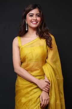 Amritha aiyer: బంగారు రంగు చీరలో ఆకట్టుకుంటున్న అమృత