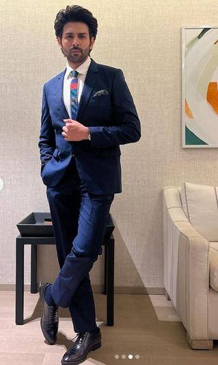 ਕਾਰਤਿਕ ਆਰੀਅਨ ਦੇ ਮਾਤਾ-ਪਿਤਾ ਡਾਕਟਰ ਹਨ ਅਤੇ ਘਰ 'ਚ ਸ਼ੁਰੂ ਤੋਂ ਹੀ ਪੜ੍ਹਾਈ ਦਾ ਮਾਹੌਲ ਰਿਹਾ ਹੈ। ਕਾਰਤਿਕ ਨੇ ਮੁੰਬਈ ਵਿੱਚ ਬਾਇਓਟੈਕਨਾਲੋਜੀ ਵਿੱਚ ਡਿਗਰੀ ਲਈ ਹੈ।