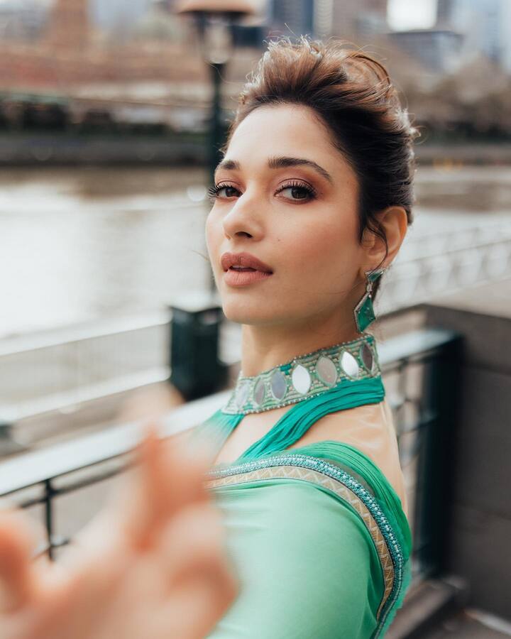 गायक अभिजीत सावंतच्या 'लफ्जों मे कह ना सकूँ' या म्यूझिक अल्बमध्येही तमन्ना झळकली आहे.