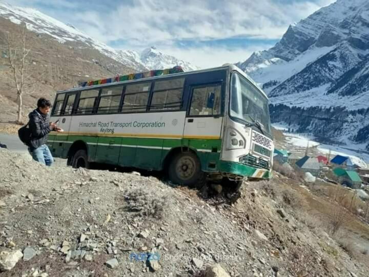 Himachal Pradesh: लाहौल-स्पीति में टला बड़ा हादसा, बस का ब्रेक हुआ फेल, मिट्टी के ढेर ने बचाई 32 यात्रियों की जान