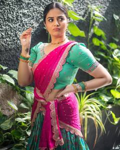 Anchor Sreemukhi: లంగా వోణీలో సిగ్గుపడుతున్న శ్రీముఖి