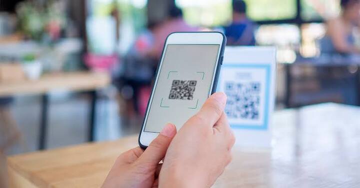 चाय की दुकान से लेकर सुपरमार्केट तक में अब क्यूआर कोड (QR Code) से पेमेंट की जा रही है. क्यूआर कोड से पेमेंट करने से समय की बचत तो होती है, लेकिन इससे धोखाधड़ी होनी की संभावना बढ़ रही है. क्यूआर कोड की आड़ में लोगों के बैंक खाते खाली किए जा रहे हैं. ऐसे में, यह जानना ज़रूरी है कि क्यूआर कोड स्कैन करते समय किन-किन बातों का ध्यान रखना चाहिए, ताकि फ्रॉड से बचा जा सके.