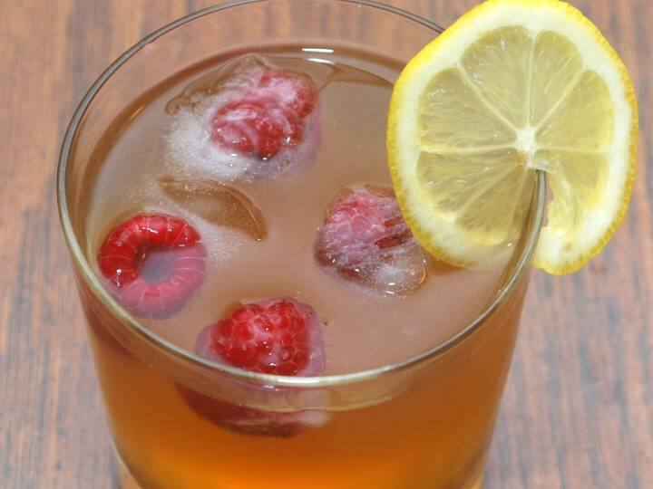 इसे बनाने के लिए सबसे पहले तीन ग्रीन टी के बैग लें. उसमें तीन कप पानी डालें.यह सब करने के बाद उसमें बर्फ डालें. फिर ऊपर से उसमें एक बड़ी चम्मच शहद, नींबू और एक चम्मच सौंफ के बीच मिलाएं. हो गया आपकी सर्दी में भी गर्मी का एहसास करने वाली आईस टी.