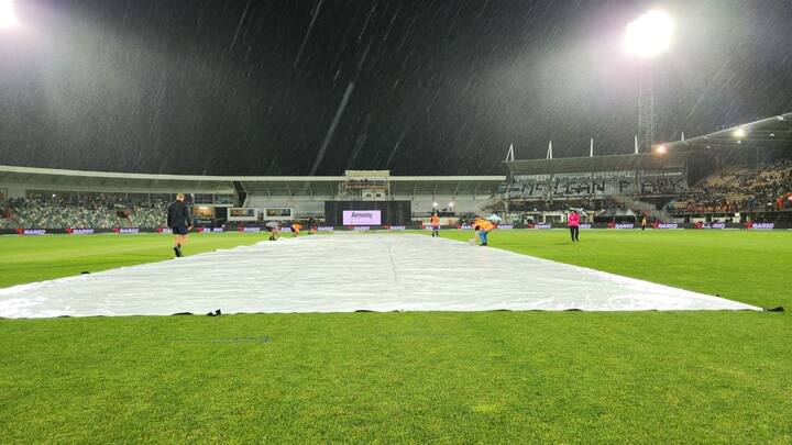 নয় ওভার পরে ম্যাচ স্থগিত হয়ে যায়। ডার্কওয়ার্থ লুইস নিয়ম অনুযায়ী তখন ম্যাচ সমতায় ছিল। ভারতের স্কোর ছিল ৭৫/৪।