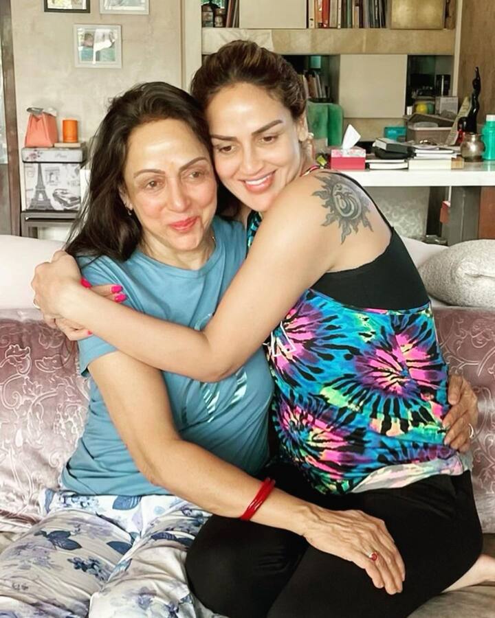 ईशा बॉलीवुड की 'ड्रीम गर्ल' और सदाबहार अभिनेत्री हेमा मालिनी की बेटी हैं, मां के साथ ईशा की बॉन्डिंग गजब है, सोशल मीडिया पर ईशा मां के लिए जमकर प्यार लुटाती नजर आती हैं.