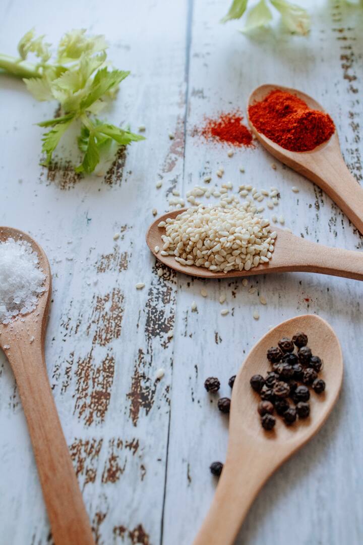 काळ्या मिरीमध्ये पोटॅशियम मुबलक प्रमाणात असते. यासोबतच यात पिपेरिन असते, जे रात्रीची दृष्टी वाढवण्यास मदत करते.
