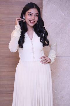 Varsha Bollamma Photos: 'మీట్ క్యూట్' తో వస్తోన్న వర్ష బొల్లమ్మ క్యూట్ లుక్