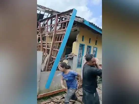 ప్రకంపనల కారణంగా అనేక భవనాలు ధ్వంసమయ్యాయి.