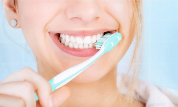 Oral Health: Brushing for a long time does not clean the teeth, know what is the right way to brush? Oral Health :  ਜ਼ਿਆਦਾ ਦੇਰ ਤਕ ਬੁਰਸ਼ ਕਰਨ ਨਾਲ ਸਾਫ਼ ਨਹੀਂ ਹੁੰਦੇ ਦੰਦ, ਜਾਣੋ ਕੀ ਹੈ ਬੁਰਸ਼ ਕਰਨ ਦਾ ਸਹੀ ਤਰੀਕਾ ?