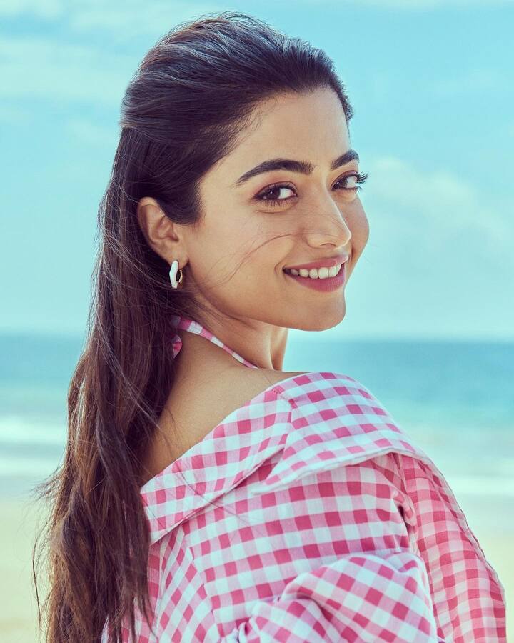 तिचा प्रत्येक अवतार चाहत्यांसोबत शेअर करायला ही अभिनेत्री विसरत नाही. आता पुन्हा त्याने त्याच्या लेटेस्ट लूकची झलक चाहत्यांना दाखवली आहे.(फोटो सौजन्य :rashmika_mandanna/इंस्टाग्राम)