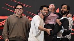 Barun Dhawan: কলকাতায় 'ভেড়িয়া'-র প্রচারে এসে চুটিয়ে ট্রাম সফর বরুণ ও কৃতি-র