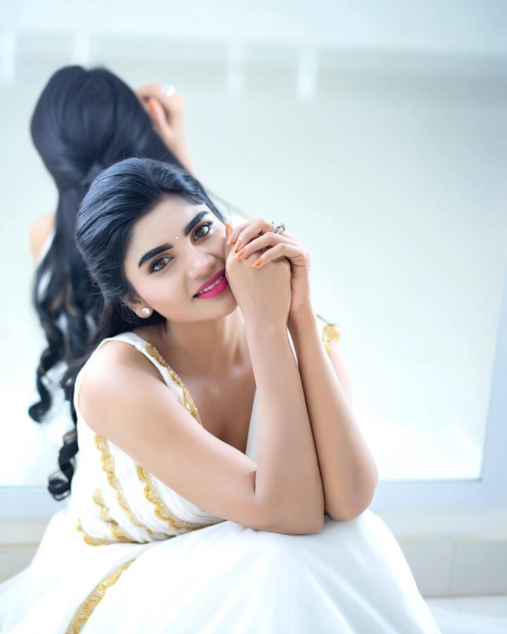 వర్షా అందమైన ఫోటోలు -Image Credit: Varsha/Instagram