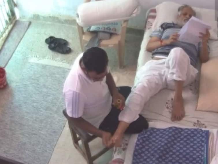 Not A Physiotherapist, Man Massaging Satyendar Jain In Viral Video Is A Rape Accused: Tihar Jail Sources Not A Physiotherapist, Man Massaging Satyendar Jain In Viral Video Is A Rape Accused: Tihar Jail Sources