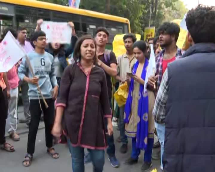 Ruckus Erupts At SFI Agitation AT College Street In Kolkata SFI Agitation:বিশ্ববিদ্যালয়ে স্থায়ী উপাচার্য নিয়োগ- সহ একাধিক দাবিতে এসএফআইয়ের বিক্ষোভ ঘিরে উত্তেজনা