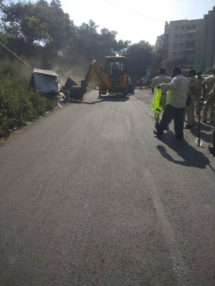 100 पोलिसांच्या बंदोबस्तात महापालिकेच्या अतिक्रमण विभागाने कारवाई केली आहे.