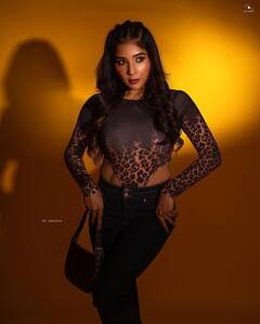 Sakshi Agarwal: போட்டோஷூட் ரீல்ஸ் என கலக்கும் சாக்‌ஷி அகர்வால்... வைரலாகும் போட்டோஸ்!