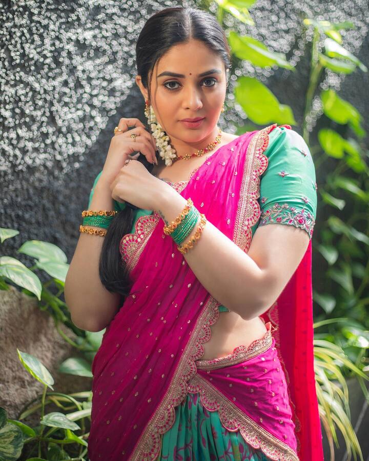 పలు ఛానెల్స్ లో యాంకర్ గా చేస్తూ బుల్లితెర ప్రేక్షకులను అలరిస్తోంది. Photo credit: Sreemukhi/ instagram