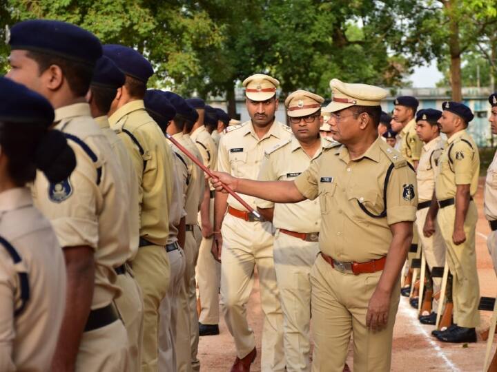 Farmers and police face to face in Gariyaband of Chhattisgarh, clashed during removal of jam on National Highway ANN Farmer Protest: छत्तीसगढ़ में किसान और पुलिस आमने-सामने, जाम हटाने के दौरान भिड़े, इस मांग पर नेशनल हाइवे पर हंगामा