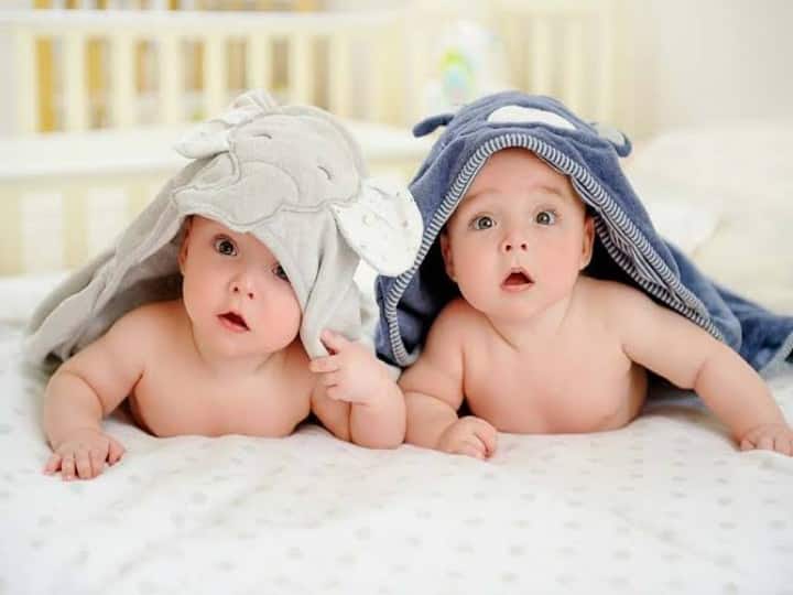 Baby Boy Latest Names:अगर आपके घर भी हाल ही में जुड़वा बेटों ने जन्म लिया है और आप हिंदू ट्रेंडिंग नेम की लिस्ट तलाश कर रहे हैं तो यह खबर आपके लिए है. इन नामों में से आप बच्चों के नाम रख सकते हैं.