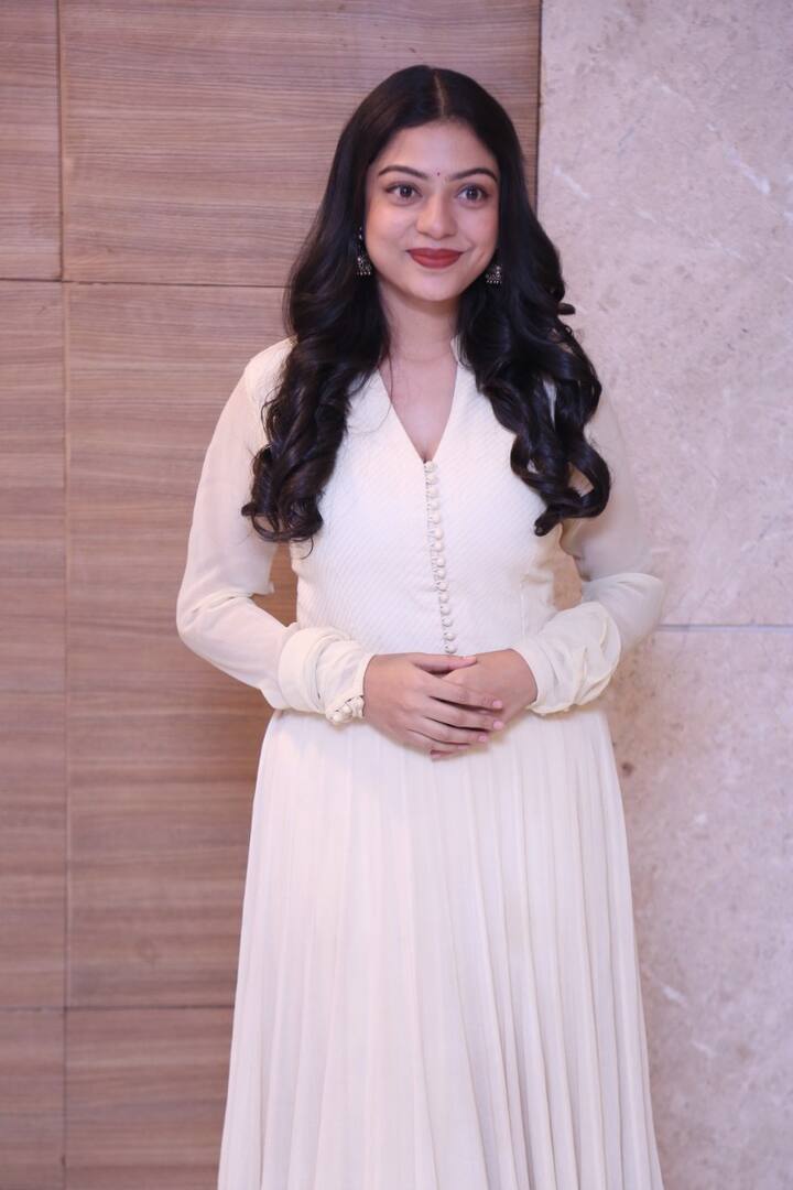 చిన్నప్పట్నుంచే నటనపై ఆసక్తి ఉన్న వర్ష ప్రారంభంలో రాజా రాణిలోని నజ్రియా నజీమ్ డైలాగ్స్ డబ్స్మాష్ వీడియోలతో గుర్తింపు పొందింది. 'విజిల్' సినిమాలో ఫుట్బాల్ ప్లేయర్గా, జాను సినిమాలో శర్వానంద్ స్టూడెంట్ గా నటించింది. ప్రస్తుతం 'స్వాతిముత్యం', 'మీట్ క్యూట్' సనిమాలతో వచ్చేందుకు సిద్దమైంది.