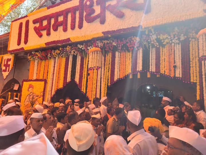 मंदिराला देखील आकर्षक फुलांनी सजावट करण्यात आली आहे.