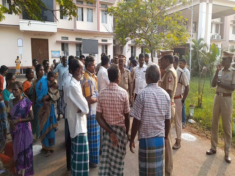 thiruvarur near police attack youngster suicide family and relatives protest Thiruvarur: காதலி குடும்பம் புகார்..! அடித்து உதைத்த காவல்துறை..! அவமானம் தாங்காமல் இளைஞர் தற்கொலை..