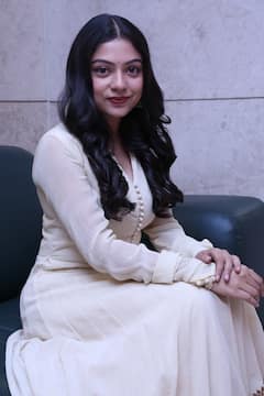 Varsha Bollamma Photos: 'మీట్ క్యూట్' తో వస్తోన్న వర్ష బొల్లమ్మ క్యూట్ లుక్