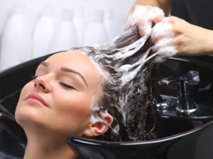 ammonia-sulphate based shampoo: कहीं अमोनिया और सल्फेट से बने शैम्पू समय से पहले आपके बालों को सफेद तो नहीं कर रहे ?
