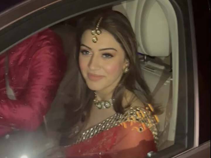 Hansika Motwani wears red sari for Mata Ki Chowki before wedding with Sohael Khaturiya video viral Hansika Motwani की वेडिंग सेरेमनी शुरू, 'माता की चौकी' के लिए पहनी लाल साड़ी, सामने आया वीडियो