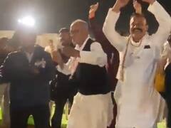 मध्य प्रदेश: 'केसरिया तेरा इश्क है पिया...', गाने पर जमकर थिरके दिग्विजय सिंह, कार्यकर्ताओं को भी नचाया