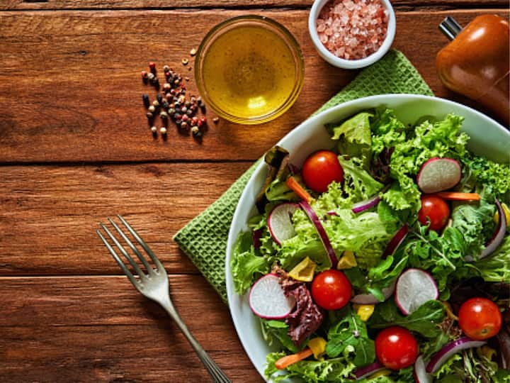 तुम्हाला जर वजन कमी करायचं असेल तर हे सॅलड तुम्ही दुपारच्या जेवणात अगदी सहज बनवून खाऊ शकता.