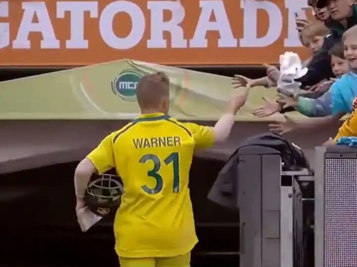 David Warner hit century after many days gave gloves to lucky fan in stadium video goes viral ENG vs AUS David Warner : जवळपास दोन वर्षानंतर वॉर्नरनं ठोकलं दमदार शतक, 'या' कृतीनं छोट्या फॅनलाही केलं खुश