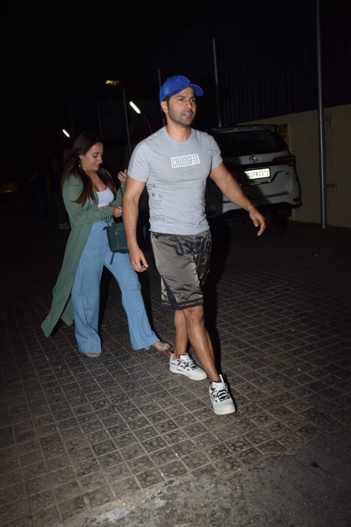 वरुण धवन और नताशा दलाल फैंस के फेवरेट कपल्स में से एक है. दोनों की तस्वीरें सोशल मीडिया पर वायरल होती रहती हैं.