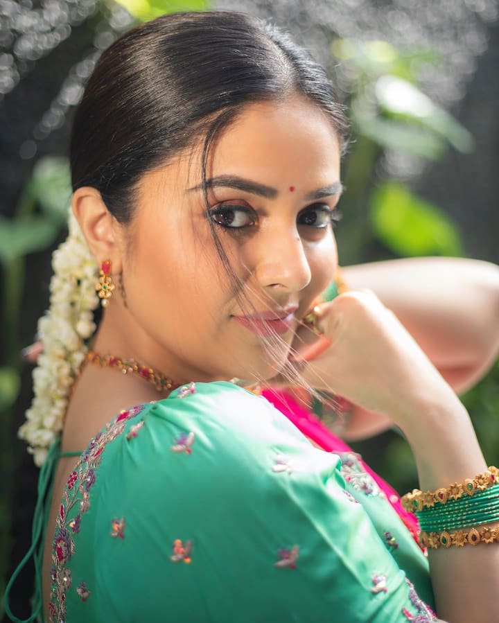 సోషల్ మీడియాలో ఈ బొద్దుగుమ్మ మస్త్ యాక్టివ్ గా ఉంటుంది. Photo credit: Sreemukhi/ instagram