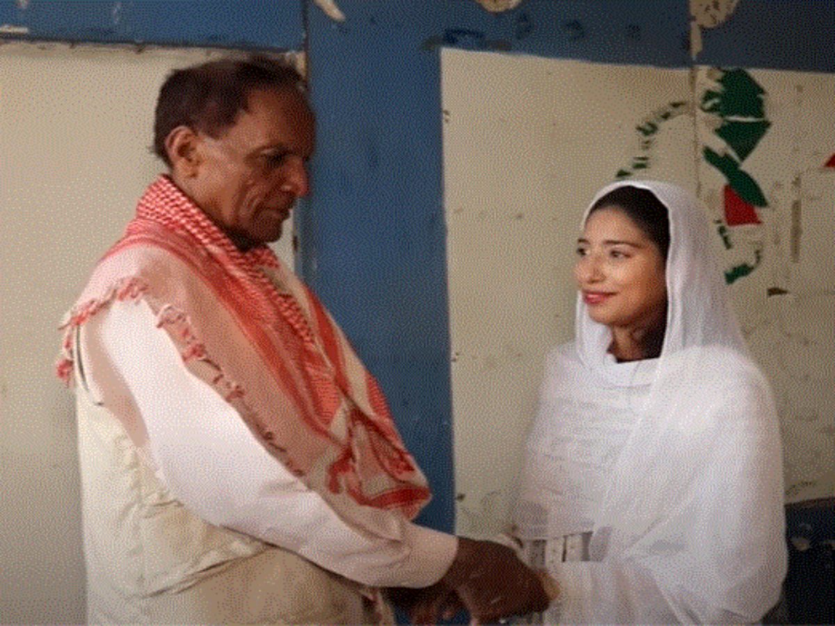 70 Year Old Man Marries 19 Year-Old Girl In Pakistan Morning Walks Bring  Them Closer