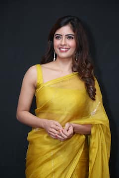 Amritha aiyer: బంగారు రంగు చీరలో ఆకట్టుకుంటున్న అమృత