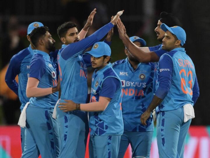 IND vs NZ New Zealand innings scattered in last 12 balls Indian Bowlers bowl brilliantly IND vs NZ: कैसे 12 गेंद में ताश के पत्तों की तरह बिखरी न्यूजीलैंड की पारी, जानिए यहां