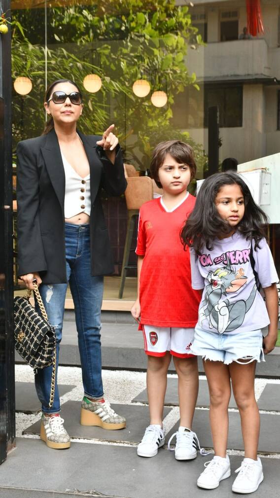 রেস্তোরাঁয় গৌরী-আব্রাম