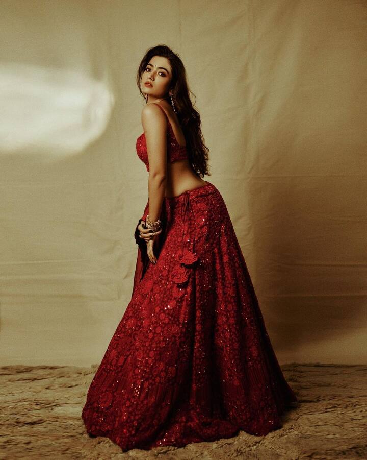 तिने यासोबत डीप नेकचा स्टायलिश ब्लाऊज पेअर केला आहे.लूक पूर्ण करण्यासाठी रश्मिकाने न्यूड मेकअप केला आणि केस मोकळे सोडले आहेत .(फोटो सौजन्य :rashmika_mandanna/इंस्टाग्राम)
