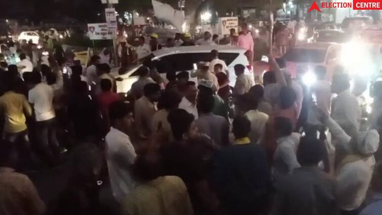 Gujarat Election 2022: AAP workers protest as SMC workers remove banners ahead of Kejriwal's rally in Singanpore in Surat Gujarat Election 2022: સુરતમાં સિંગણપોરમાં કેજરીવાલની સભા અગાઉ બબાલ, SMCના કર્મચારીઓએ બેનરો હટાવતા AAPના કાર્યકરોએ કર્યો વિરોધ